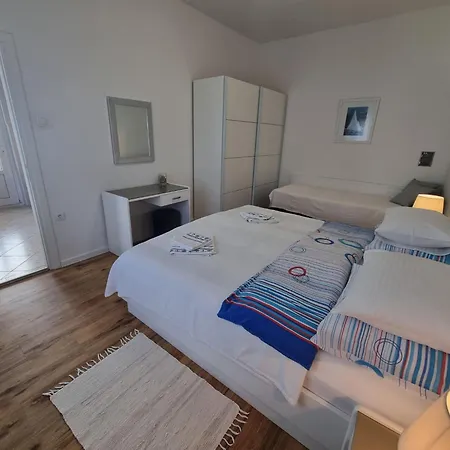 Lejlighed In Toller Lage- 10m Vom Entfernt By Interhome